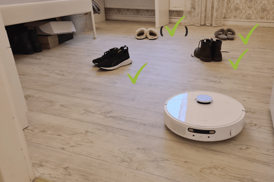 Das Ergebnis des Dreame L10s Ultra Saugroboters beim Objekteignungstest von Schuhen ist zu sehen.